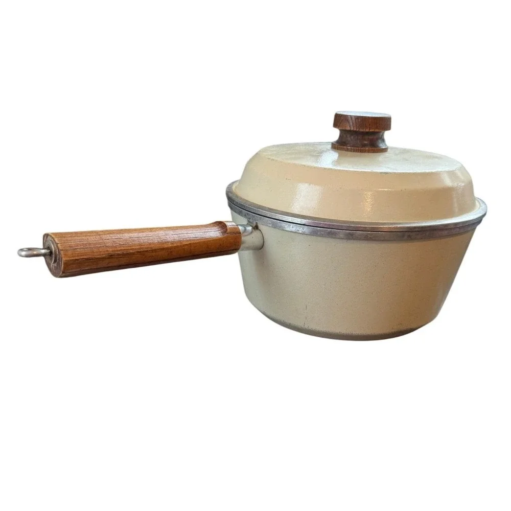 Vintage Club Aluminum Tan Enamel Saucepan with Lid and‎ Faux Wood Handle MCM